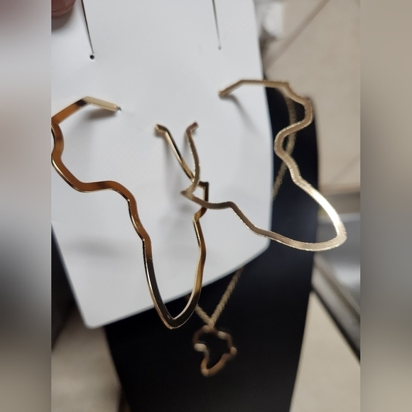 Hollow Out Map Pendant Necklace & Earrings - Picture 5 of 5